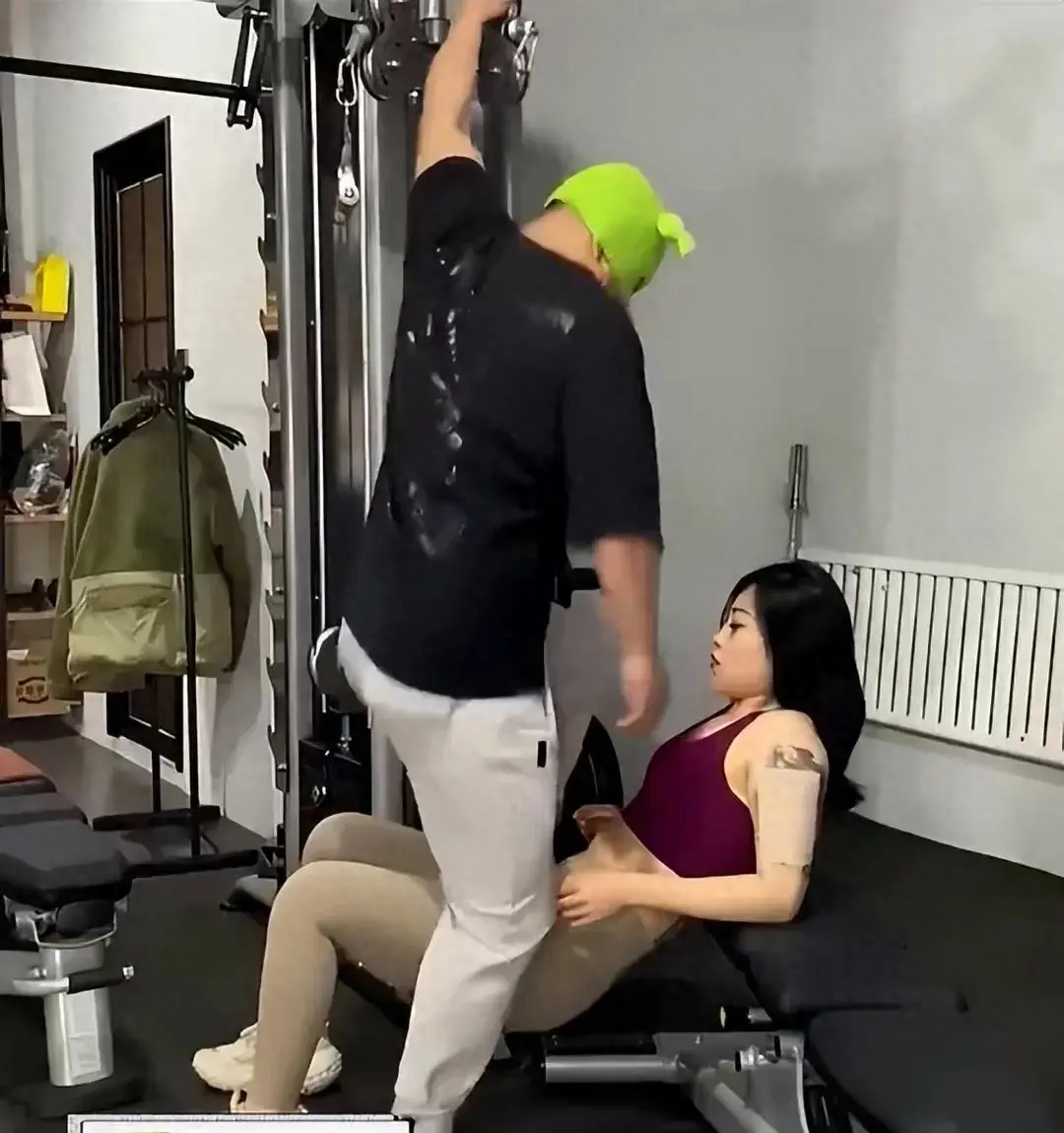 疯狂刺激而又十分震撼的健身房胯部训练