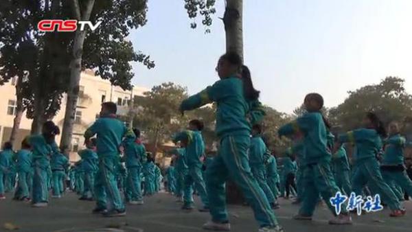 郑州市文化路第二小学：戏曲体操中拱手作揖
