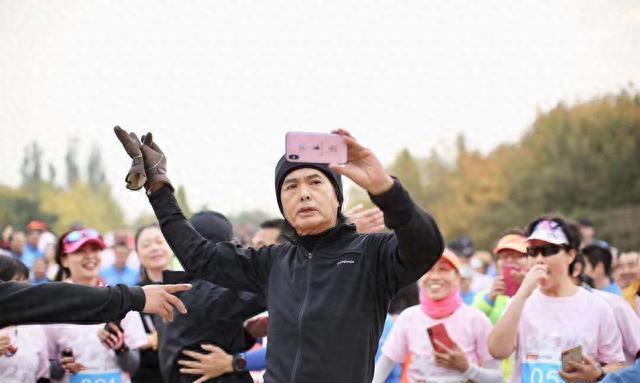 健身男星_常年健身的男明星_男明星健身保持年轻