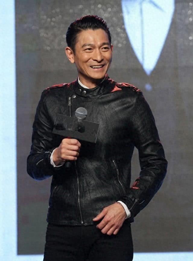 常年健身的男明星_健身男星_男明星健身保持年轻