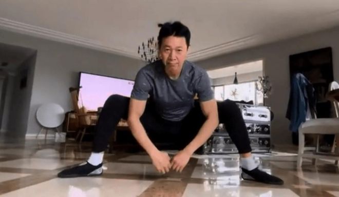 张丰毅64岁了！爱健身显年轻，穿衣端正好