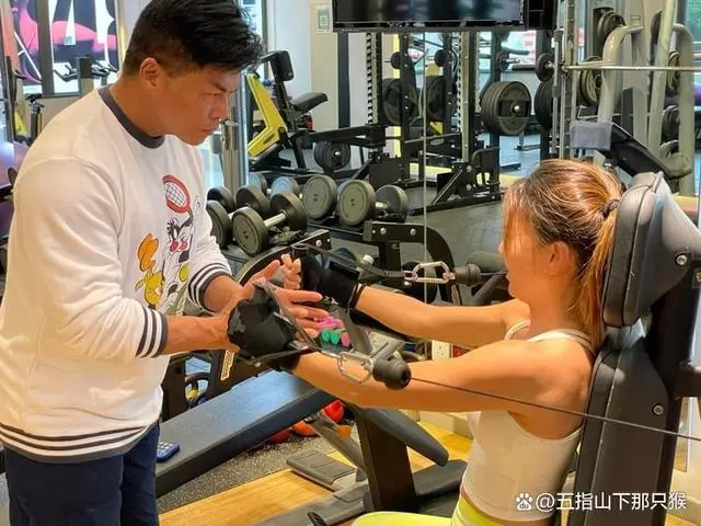 为什么健身房要私教_健身房找个私教多少钱_去健身房找私教多少钱